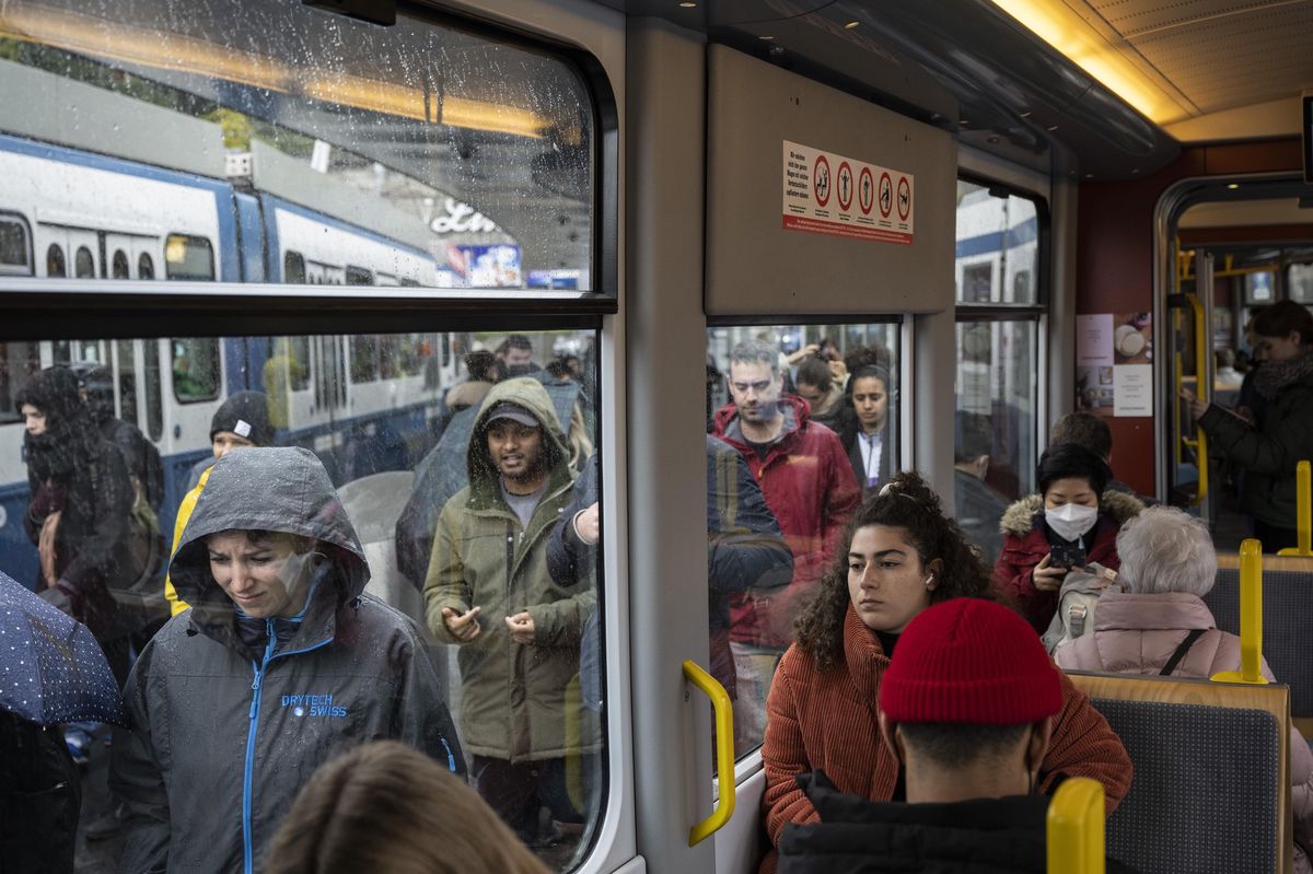 Avec ou sans masque sanitaire? Depuis vendredi dernier (ici à Zurich), l’obligation décrétée durant l’été 2020 n’a plus cours en Suisse.