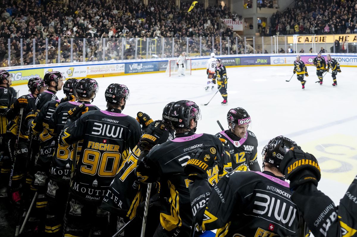 Les joueurs de l'Ajoie félicitent Thibault Frossard pour son but égalisateur lors du match de hockey sur glace contre Genève-Servette, à l'Arène Raiffeisen à Porrentruy.