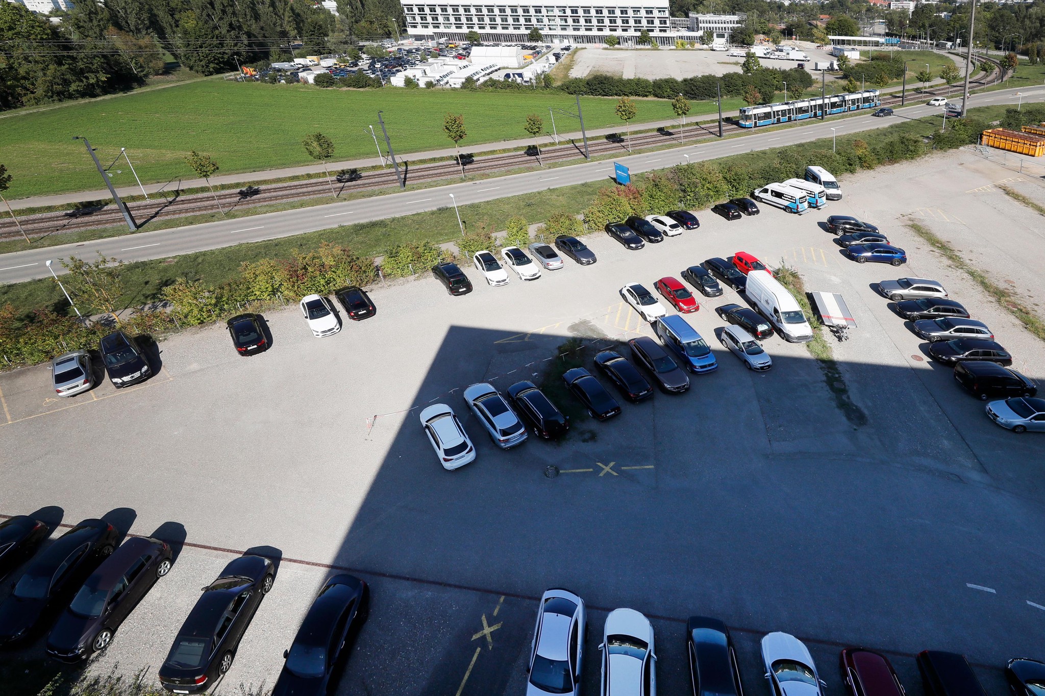 Derzeit wird die Parzelle, welche die Stadt Opfikon gekauft hat, als Parkplatz genutzt.