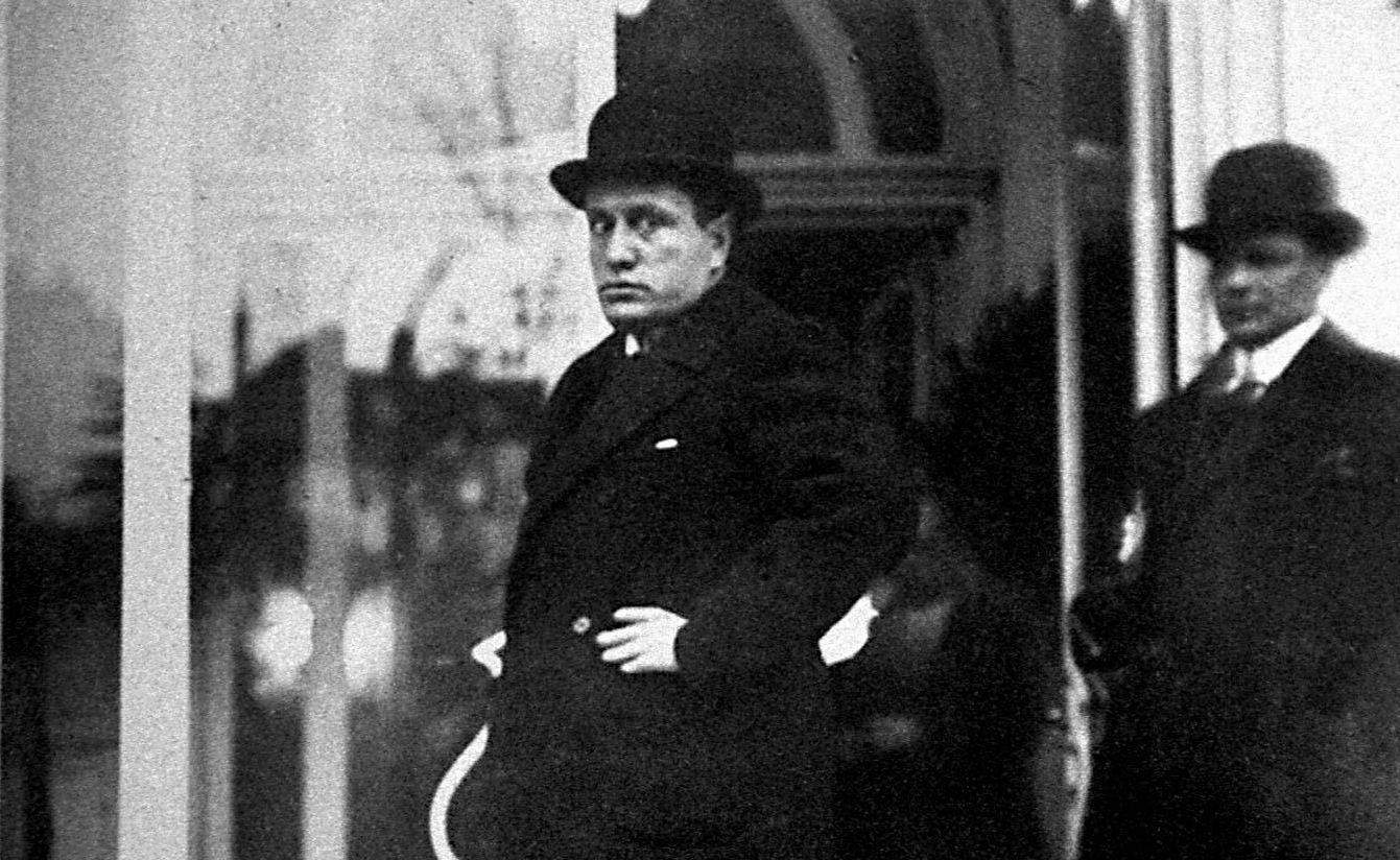 Benito Mussolini sortant du Beau-Rivage Palace de Lausanne, le 20 novembre 1922, lors des conférences qui aboutirent au Traité de Lausanne. 