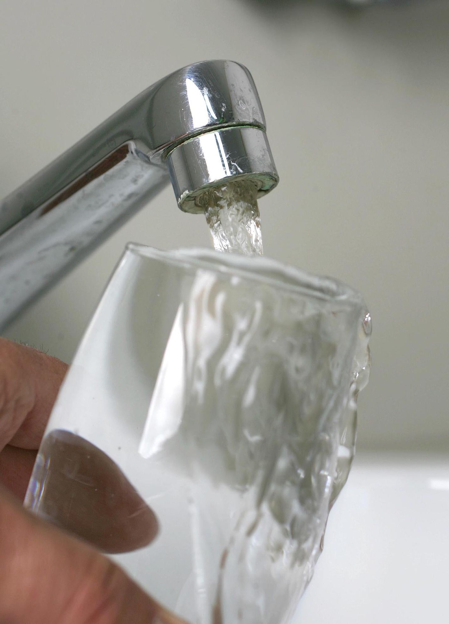 Wasser überträgt Virus nicht «Thuner Wasser kann bedenkenlos getrunken werden» Berner Oberländer