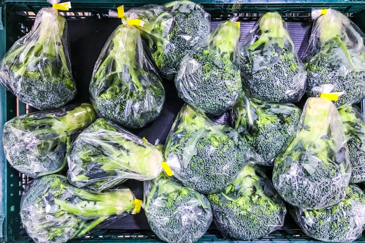 Les légumes emballés dans du plastique sont rarement appréciés par la clientèle. Mais parfois, ces emballages sont judicieux parce qu’ils permettent de réduire le nombre d’aliments jetés à la poubelle.