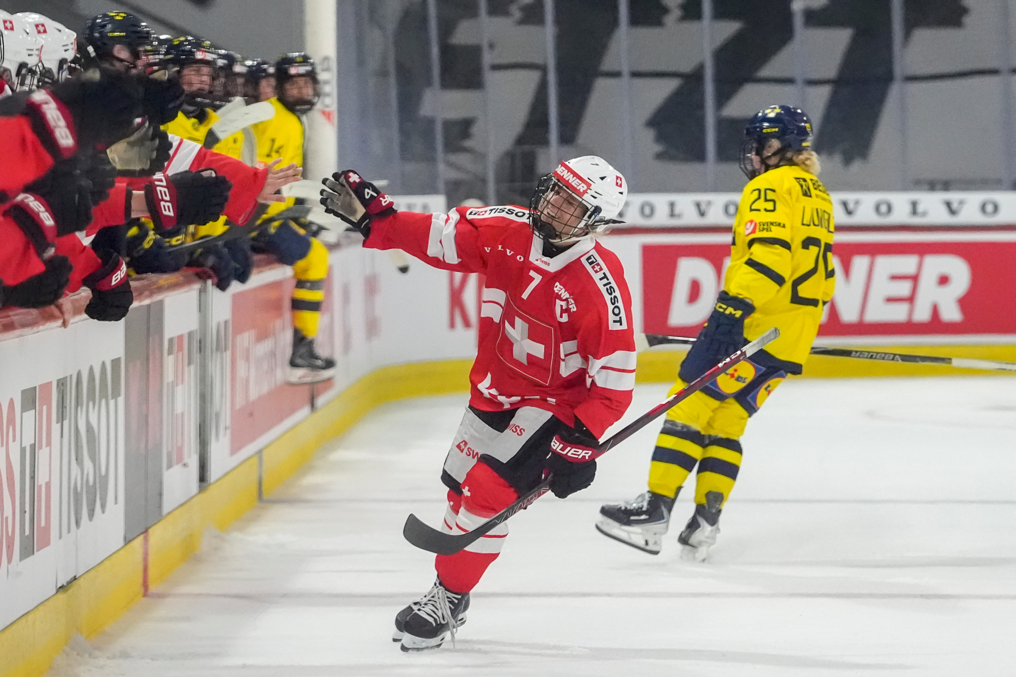 Lara Stalder (Schweiz) bejubelt ihr Tor gegen Schweden an der Women’s Euro Hockey Tour in Kloten.