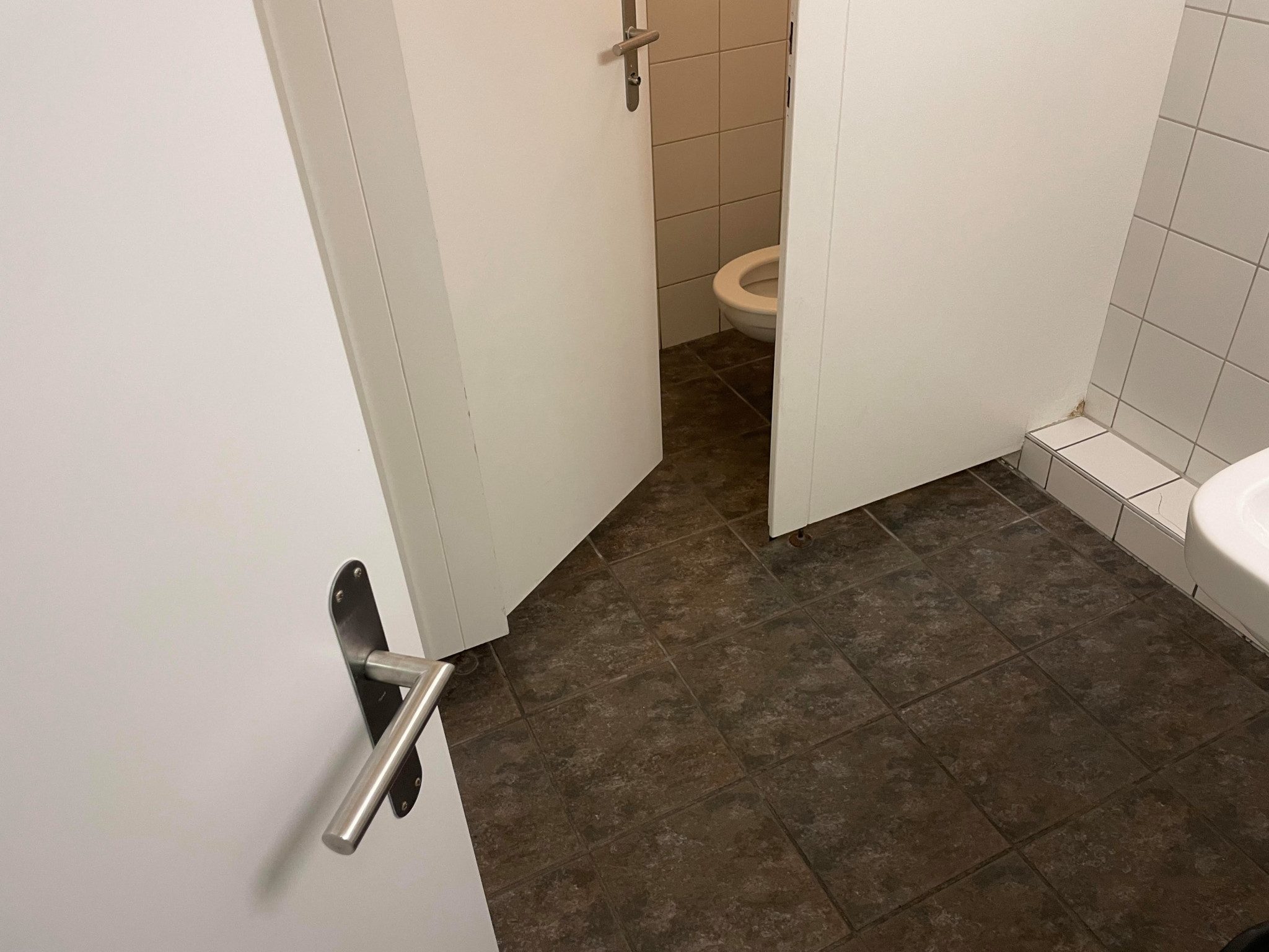 Neuchâtel Condamné pour avoir caché des caméras dans les douches et les WC Le Matin
