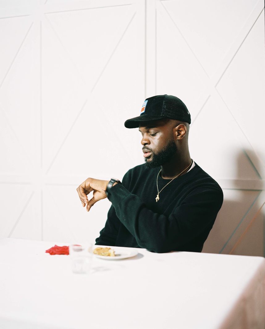 Varnish La Piscine, Jephté Mbisi à la ville, dans l’une des nombreuses mises en scène, souvent décalées, qu’il affectionne. 