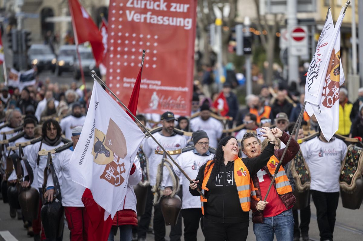 Des opposants aux mesures manifestent en nombre à Oerlikon, le 19 février, 3 jours après la fin du certificat Covid.