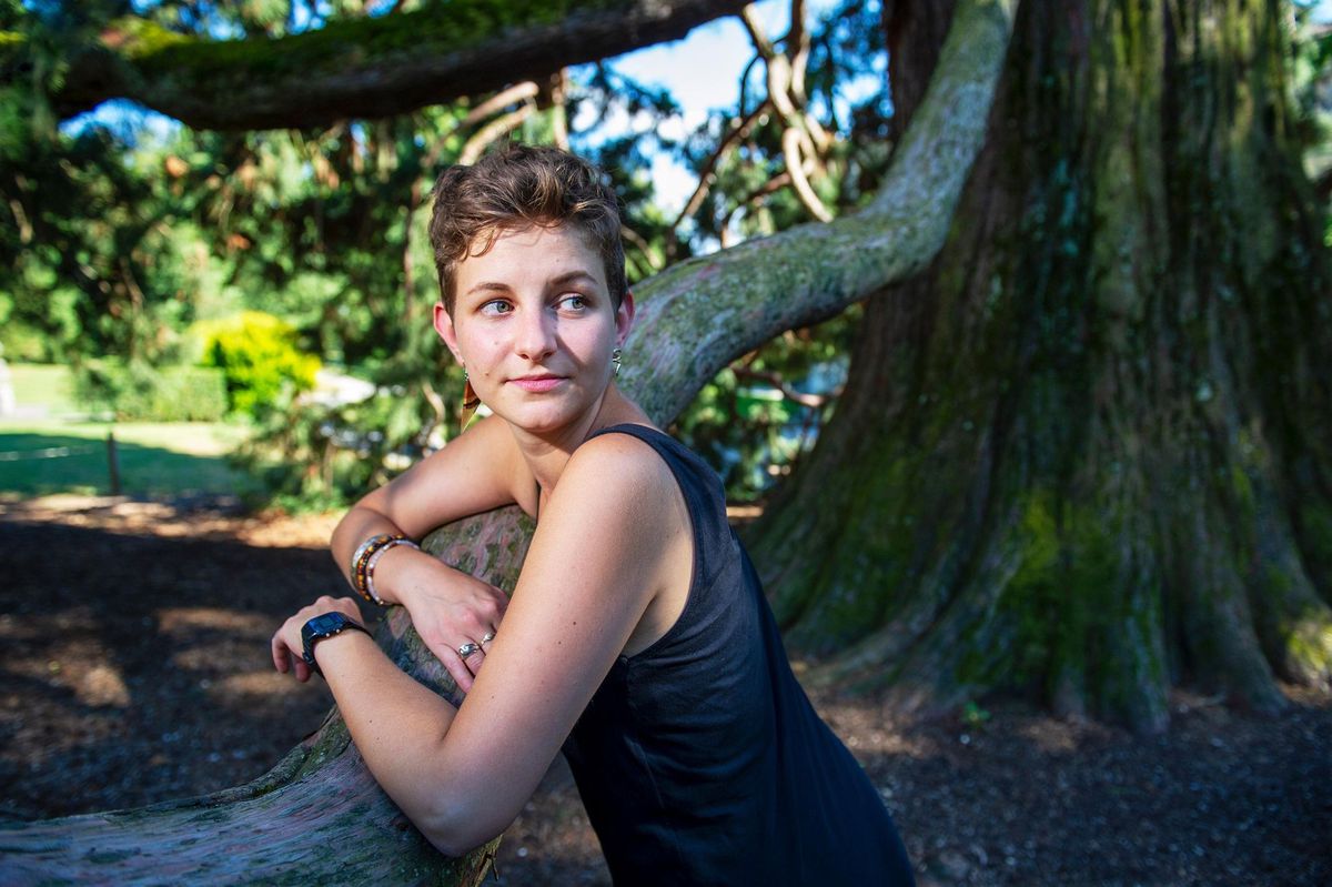 Hélène Courbat, jeune philosophe de 26 ans, va commencer un atelier de philosophie dans le parc de Mon Repos, à Lausanne, intitulé "Moment des philosophes".