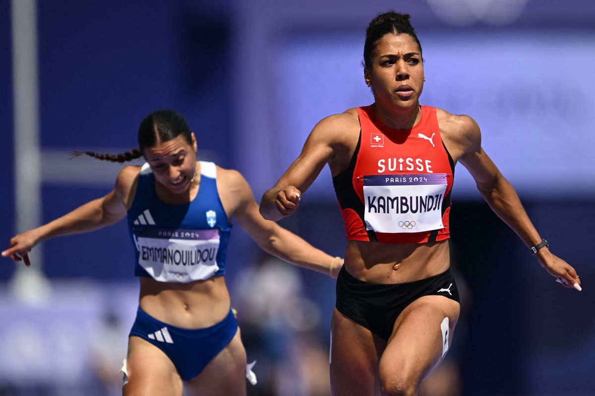 Switzerland's Mujinga Kambundji (R) Greece's Polyniki Emmanouilidou compete in the women's 100m heat of the athletics event at the Paris 2024 Olympic Games at Stade de France in Saint-Denis, north of Paris, on August 2, 2024. (Photo by Jewel SAMAD / AFP)