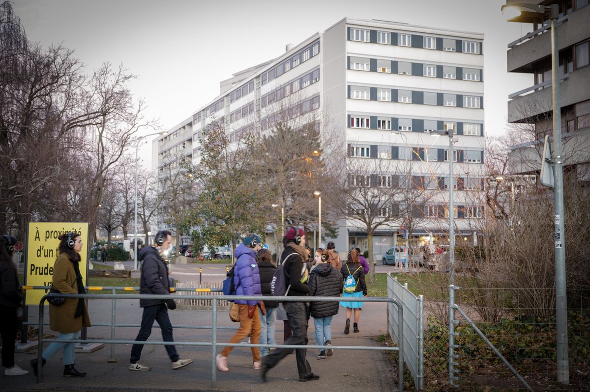 Genève, le 3 février 2024. Palettes. Antigel festival: Kit de survie en territoire masculiniste. "Dans notre casque, une voix. Peut-être celle de la femme qui guide notre groupe dans les rues de Lancy. La voix interpelle un homme. Elle le tutoie, raconte sa vie et ce qui les lie. Elle, la féministe. Lui, « l’incel », le célibataire involontaire, pour qui la femme est à l’origine de tous les maux."