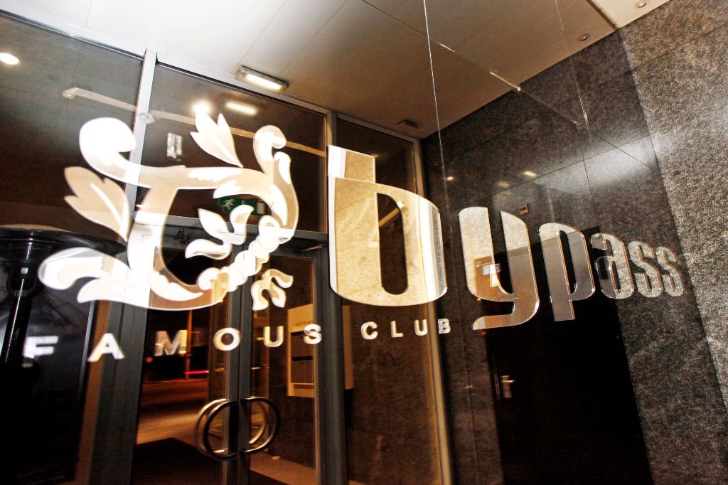 Une bagarre devant le Bypass oppose clients et videurs