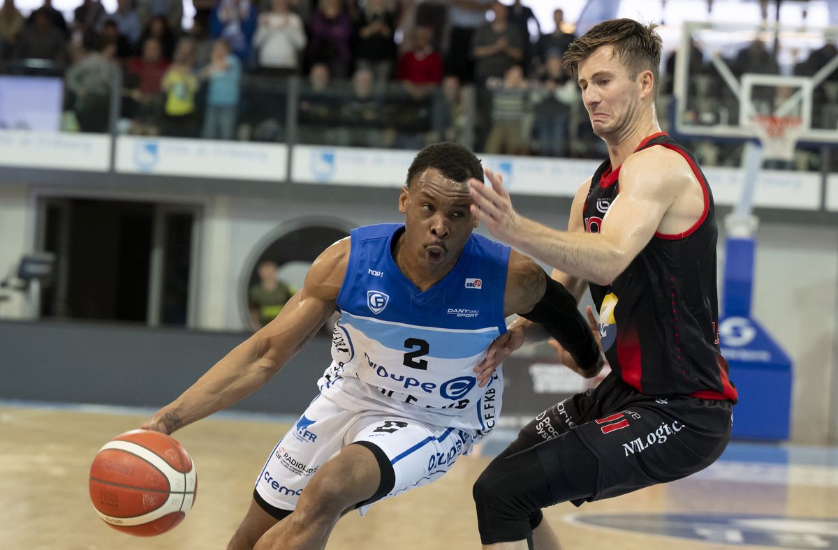 Davonta Jordan (à gauche) a fini par avoir le dernier mot face à Clayton Le Sann et les Lions qui veulent croire à un succès dès mardi à Saint-Léonard.