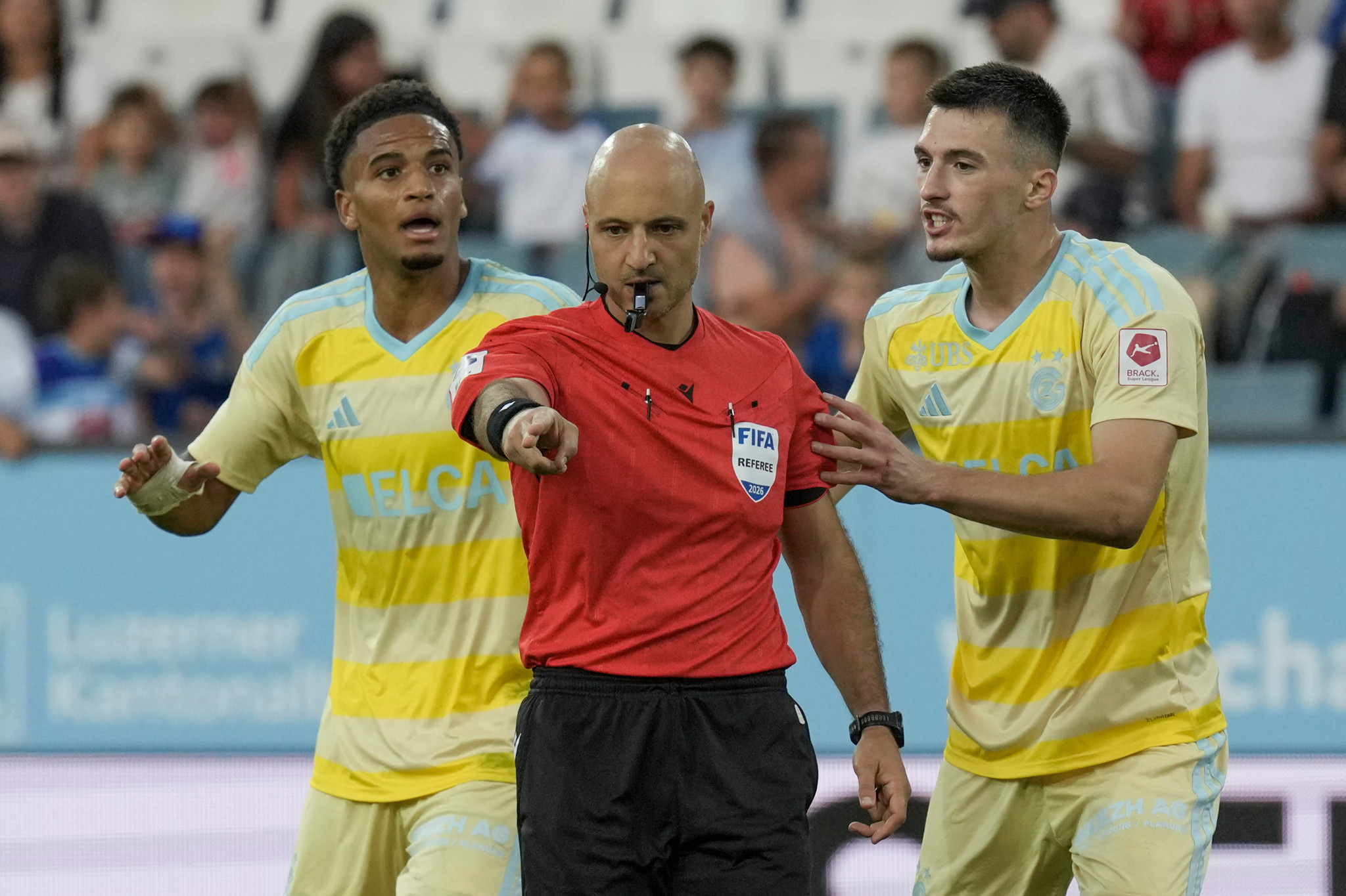 Super League: L’arbitrage suisse se justifie, mais évite les scènes qui fâchent
