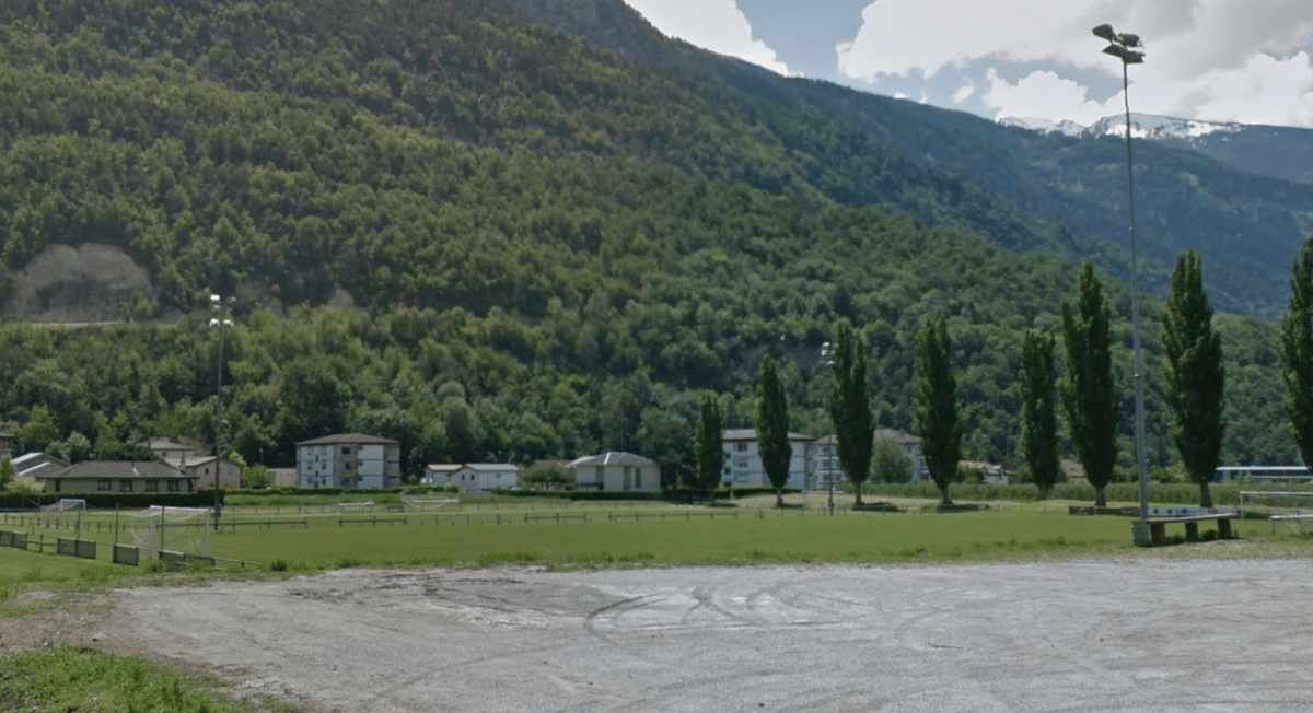 Le jeune homme a été retrouvé inanimé à proximité de terrain de foot de Chippis.