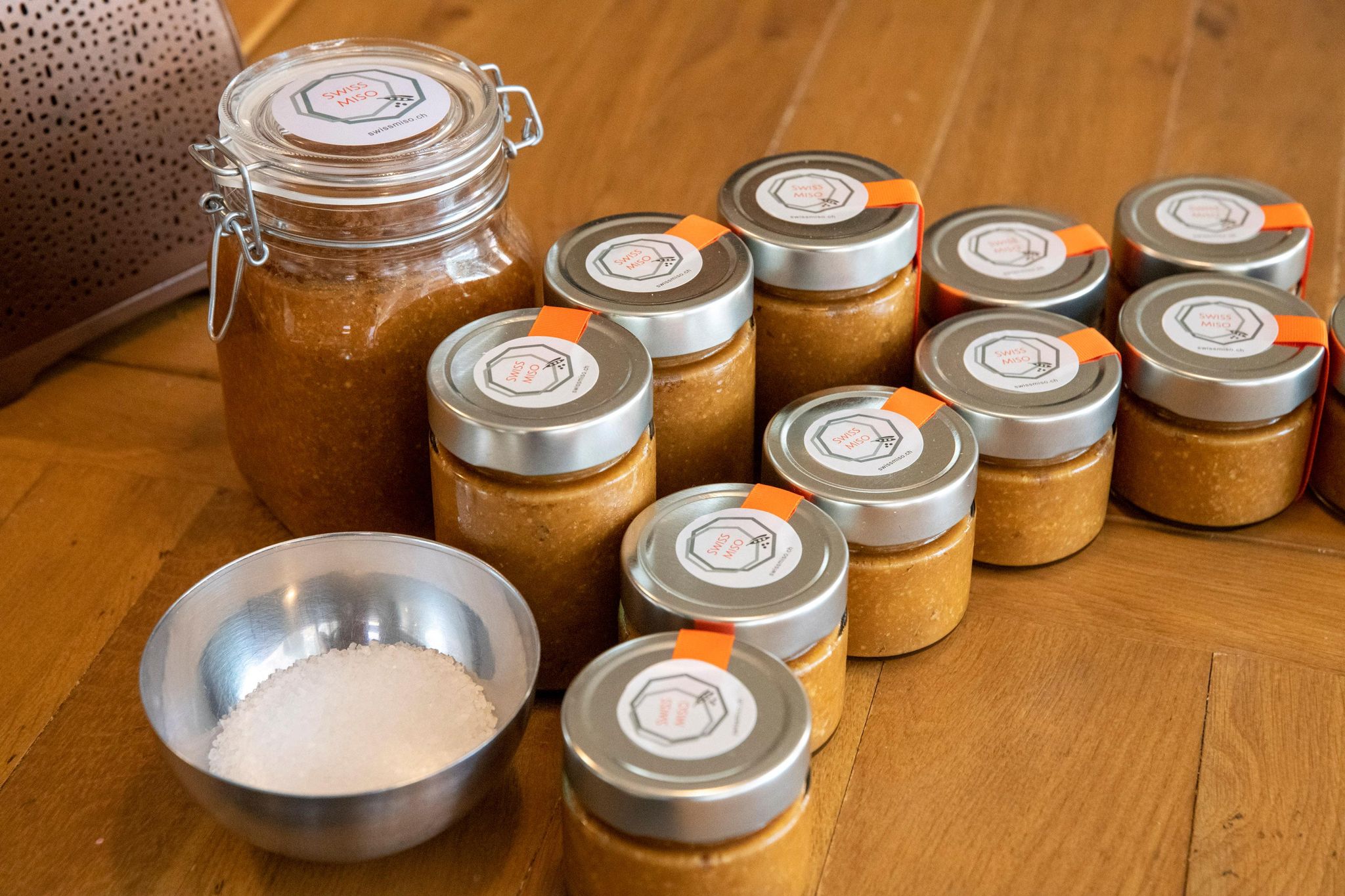 Le miso est disponible en pots de verre réutilisables, ou en vrac pour les amateurs.