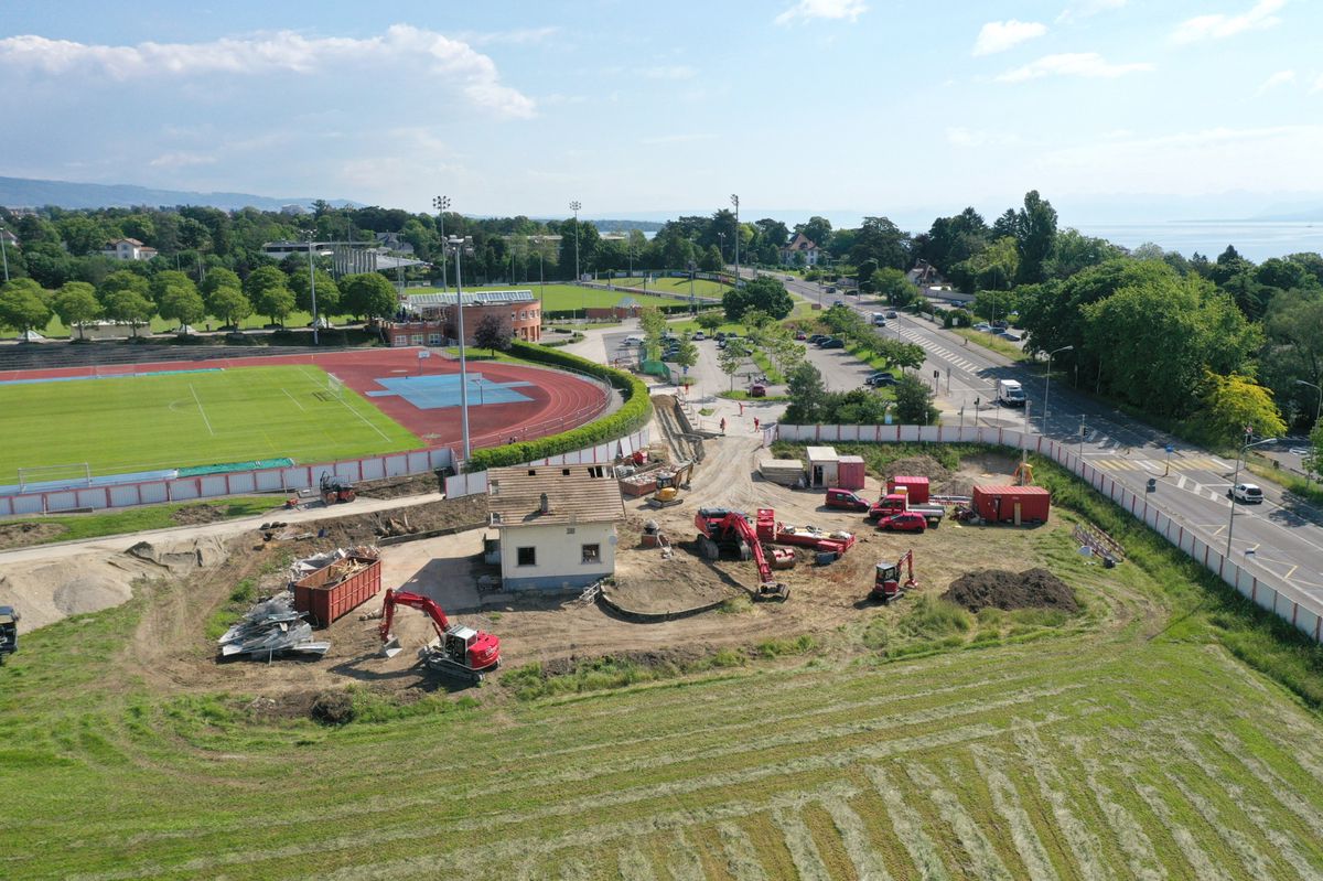 Aérienne Chantier complexe_multisports de Colovray démolition de la petite maison Nyon le 5.5.2024 © photo ADN Michel Perret