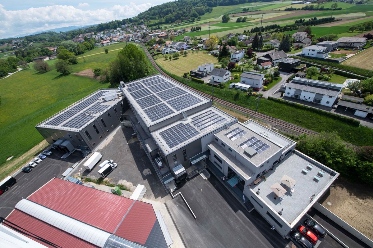 COUSSET LE 10 MAIL 2022. Moulin Bossy. Les nouveaux locaux de Bossy céréales, l’un des leaders suisses en matière de protéines végétales texturées (PVT), est désormais terminé après cinq ans de travaux et plus de CHF 35 millions d’investissements. Ce site industriel s’étend sur plus de 12'000 m2 à Cousset (FR) et avait été ravagé par un incendie en 2016. ©  (24 HEURES /Jean-Paul Guinnard)