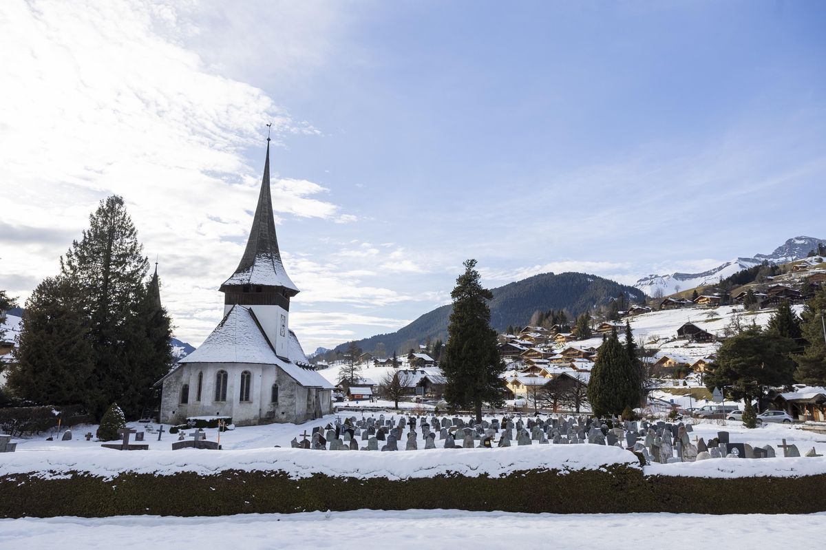 L’église Saint-Nicolas-de-Myre à Rougemont, entourée de neige avec un cimetière à proximité, photographiée le 20 janvier 2025.