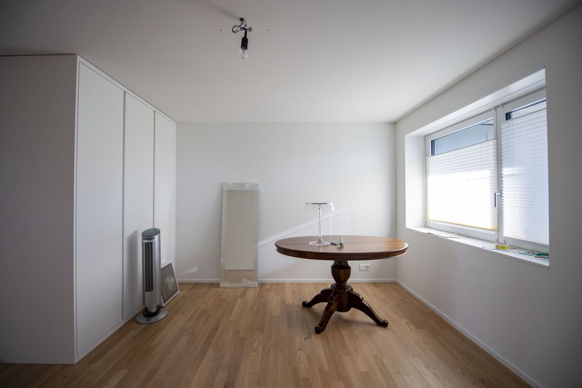 Die Zuegelmaenner von Gabriel Transport beim Zuegeln einer Wohnung in der Stadt Luzern im Kanton Luzern am Dienstag, 25. August 2020. (KEYSTONE/Urs Flueeler)