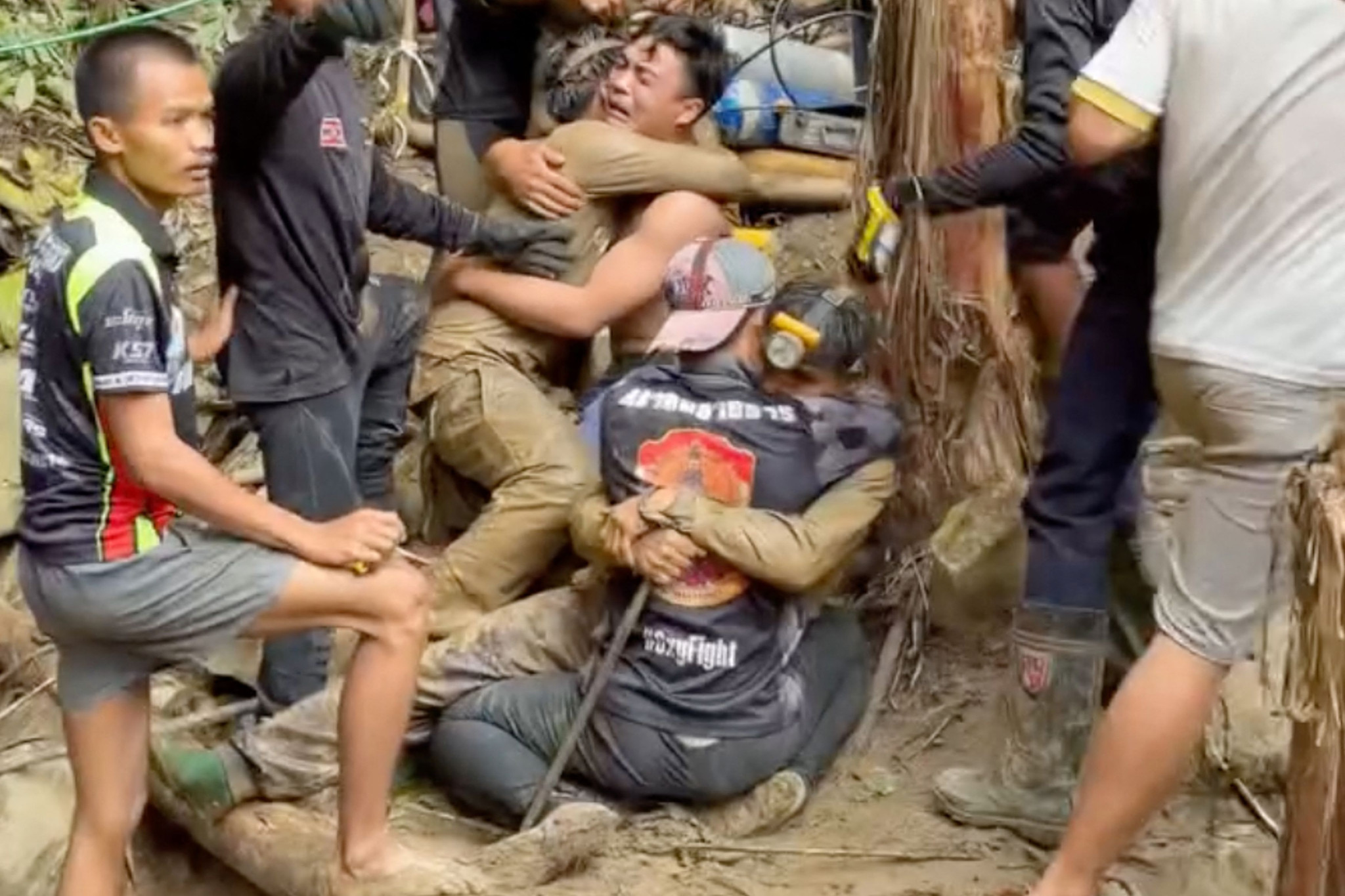 Vermisste Goldsucher: Neue Hoffnung in Laos: Retter entdecken weiteren Zugang zur Höhle
