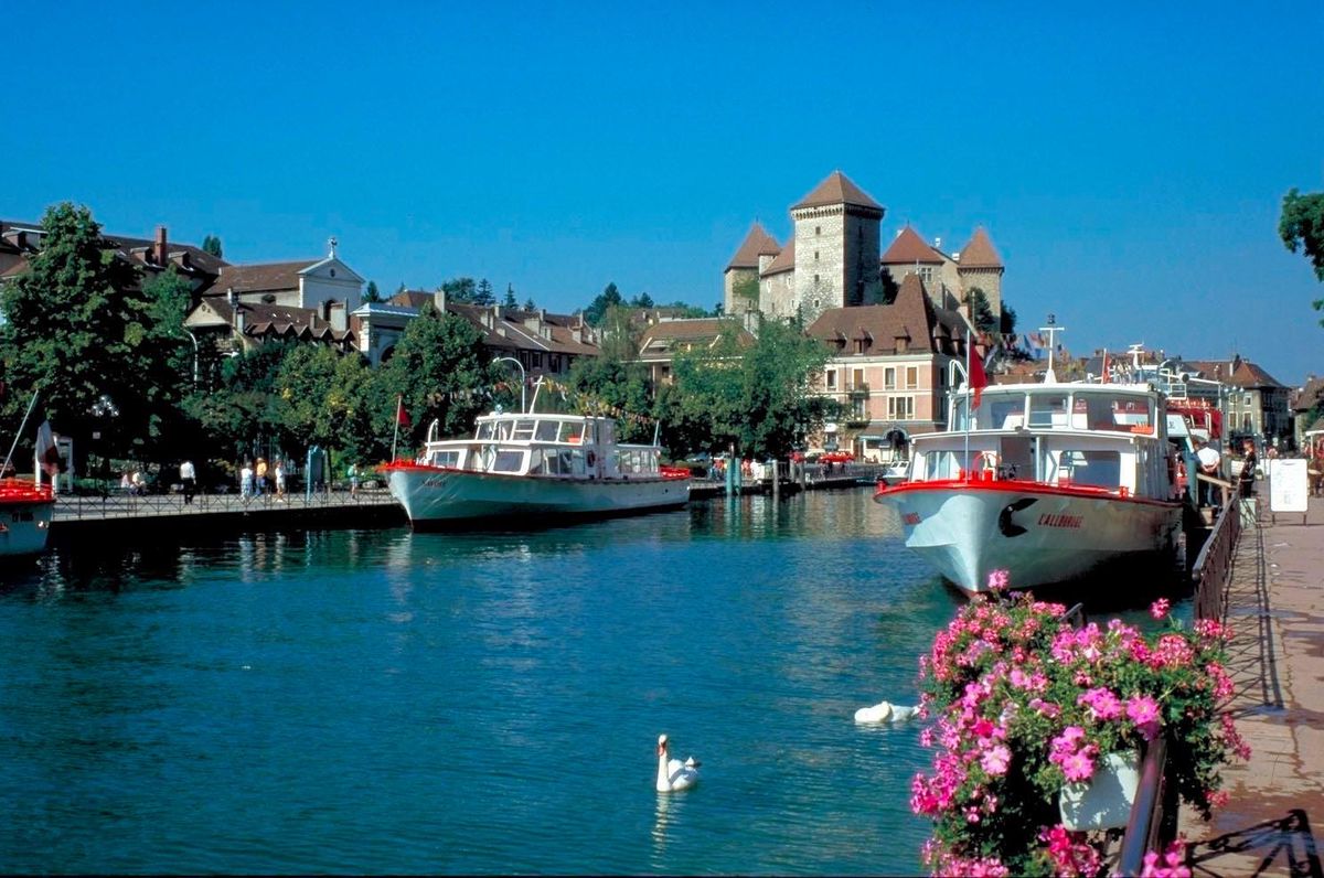 La ville d’Annecy est située dans le département français de Haute-Savoie. La ville d’Annecy est située dans le département français de Haute-Savoie.