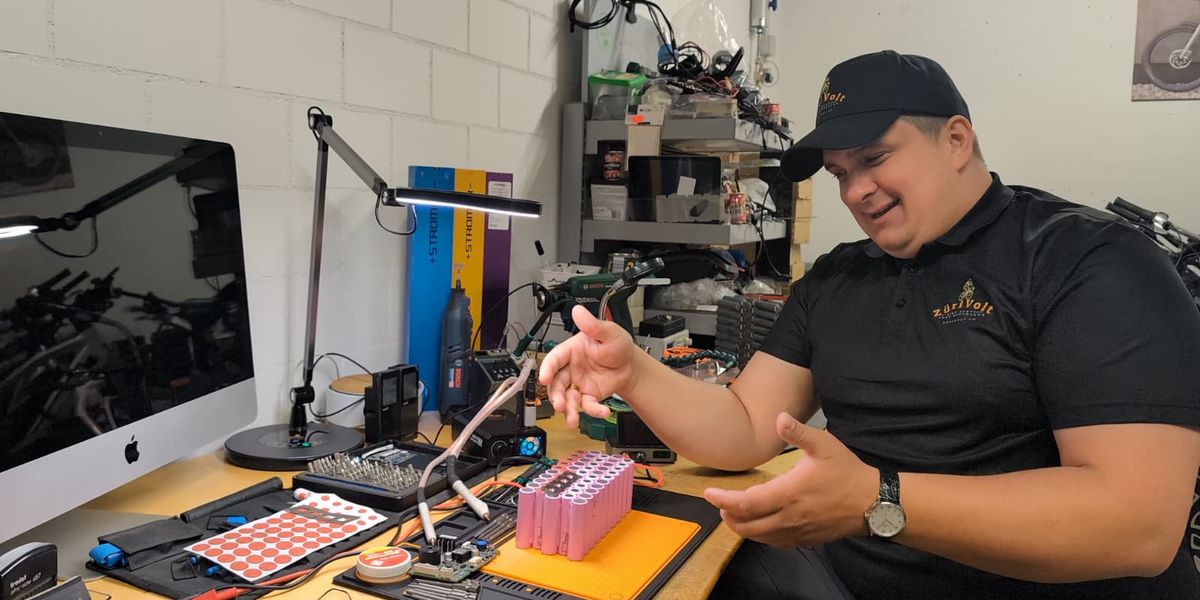 Zürivolt in Andelfingen: Anton Antonov repairs e-bike batteries