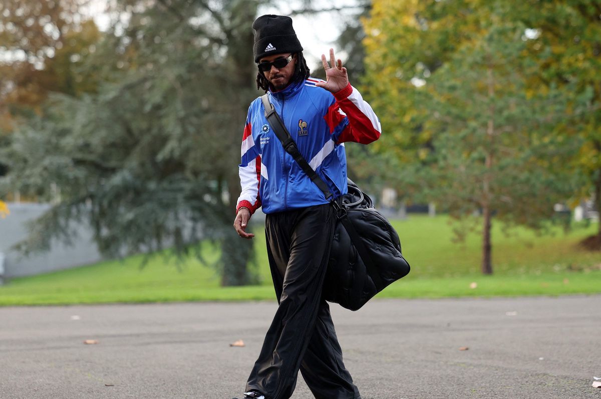 Jules Kounde arrive à Clairefontaine-en-Yvelines, vêtu d’une veste de l’équipe de France et portant un grand sac, pour les préparatifs des matchs de qualification de la Ligue des Nations de l’UEFA contre Israël et l’Italie.