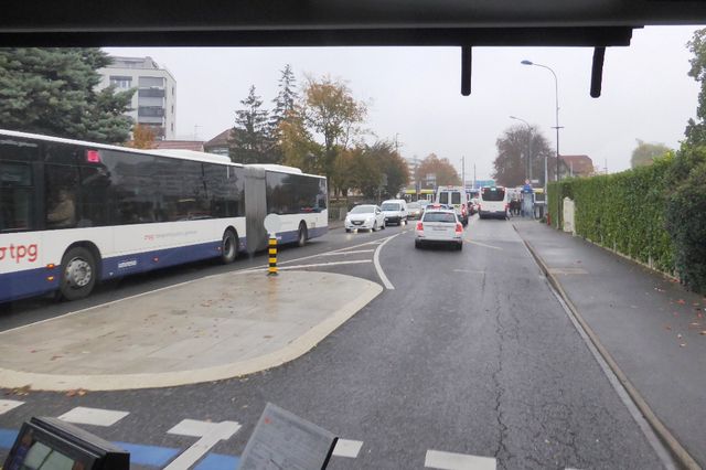 Dans le bus D, jeudi vers 8h30. Les aménagements routiers sur la route de Saint-Julien à Plan-les-Ouates ne permettent pas au bus de bénéficier d'une piste réservée sur toute la longueur du parcours du bus transfrontalier.
