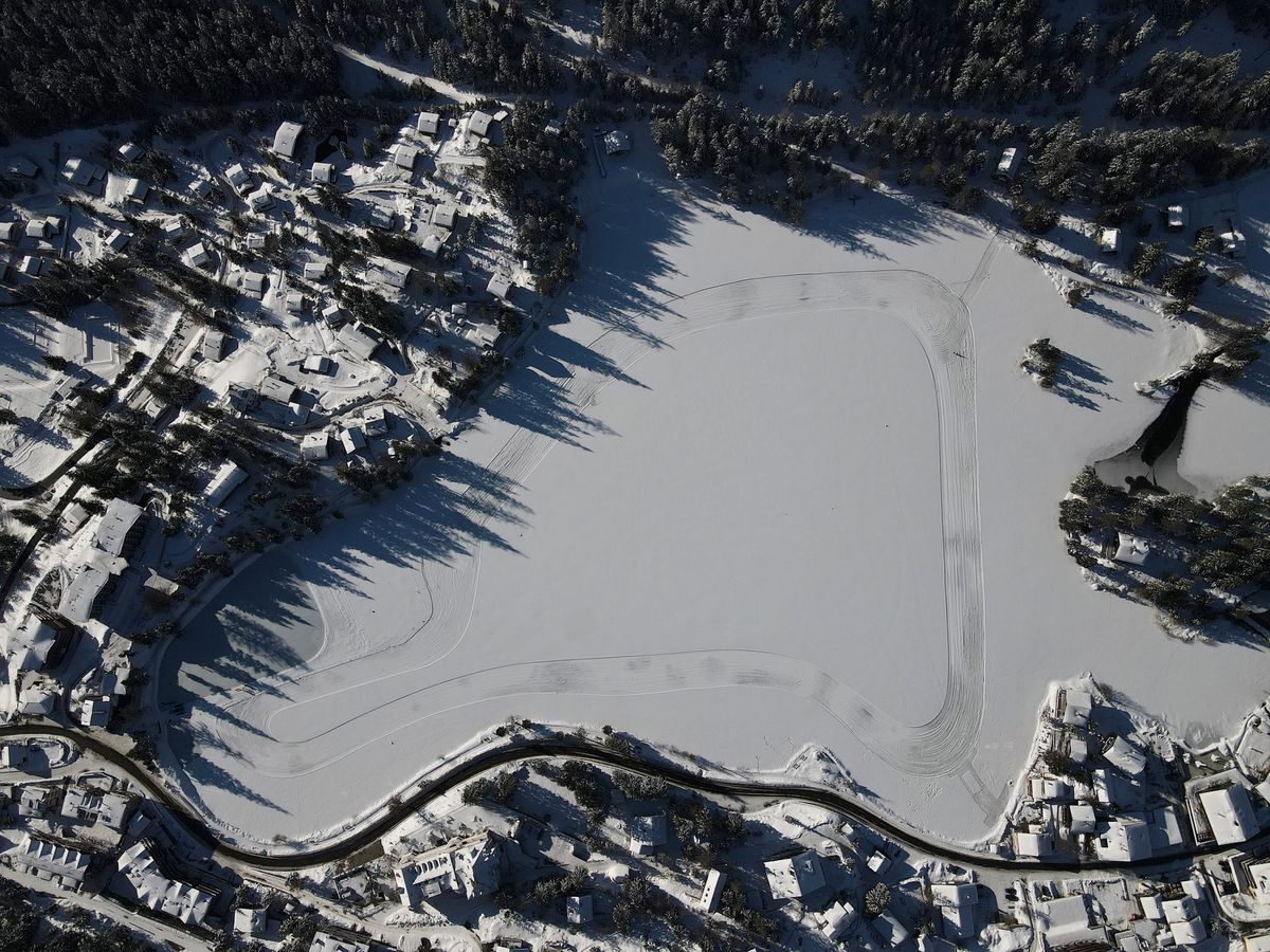 Champey-Lac, le 11 janvier 2024. La commune valaisanne prépare la piste de ski de fond et de balade sur le lac à l’aide d’une machine spécialement équipée de flotteur. La patinoire est déjà ouverte mais le reste du lac n’est pas encore sécurisé. Les images du drone de Dany, pompier professionnel au CSI d’Orsières, perment à Stephane, le responsable du lac, de repérer les zones de glace encore fragile.    Photo Dany Tornay - CSI Haut-Entremont
