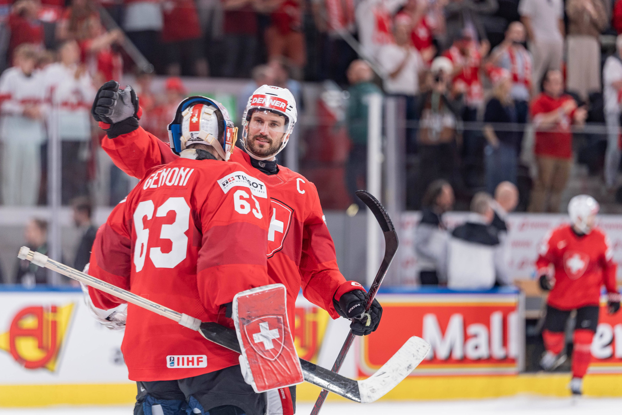 Leonardo Genoni und Roman Josi feiern den Finaleinzug der Schweiz an der Eishockey-WM 2026 in der Zürcher Swiss Life Arena.