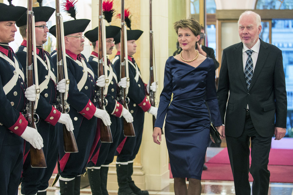 Bundesrätin Sommaruga muss viele Termine wahrnehmen und will am Abend oft ausspannen: Sommaruga (l.) und Hartmann treffen beim Gala-Dinner zu Ehren des französischen Präsidenten François Hollande im Bernerhof ein. (15. April 2015)