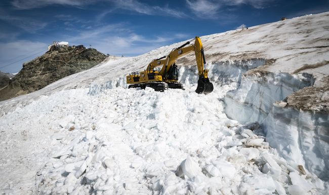 Aktuelle Bilder zeigen, wie sich Bagger auf dem Theodulgletscher durch das Eis graben.