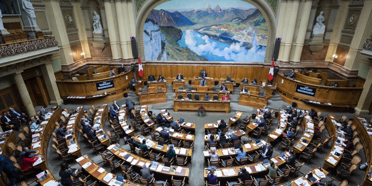Blick von der Tribuene des Zuschauenden in den Saal, wo die ausserordentlichen Session der Eidgenoessischen Raete stattfindet, am Dienstag, 11. April 2023 im Nationalrat in Bern. Die ausserordentliche Session wurde einberufen, um ueber die Finanzbeschluesse des Bundesrats zur Rettung der Grossbank Credit Suisse CS und deren Uebernahme durch die UBS zu debattieren. (KEYSTONE/Alessandro della Valle)