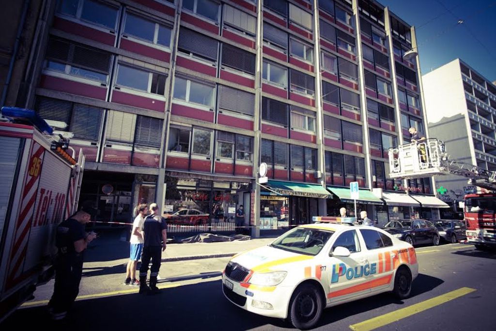 Un panneau en verre tombe du 6e étage sur le trottoir de l’avenue du Mail