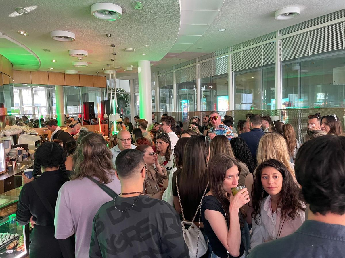 Party-in-der-Confiserie-Beschle-Im-Good-Morning-Club-wird-mit-Kaffee-in-der-Hand-getanzt