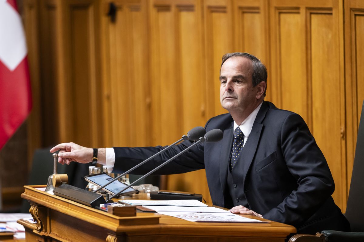 Alterspraesident Gerhard Pfister, Mitte-ZG, eroeffnet traditionsgemaess die 52. Legislatur, am ersten Tag der Wintersession der Eidgenoessischen Raete, am Montag, 4. Dezember 2023, im Nationalrat in Bern. (KEYSTONE/Alessandro della Valle)