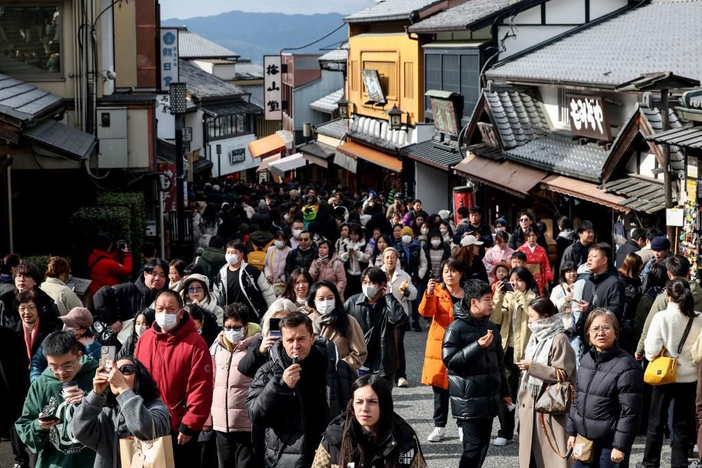 Des touristes déambulent parmi les boutiques et restaurants sur la colline menant au temple Kiyomizu-dera à Kyoto, le 13 janvier 2025.