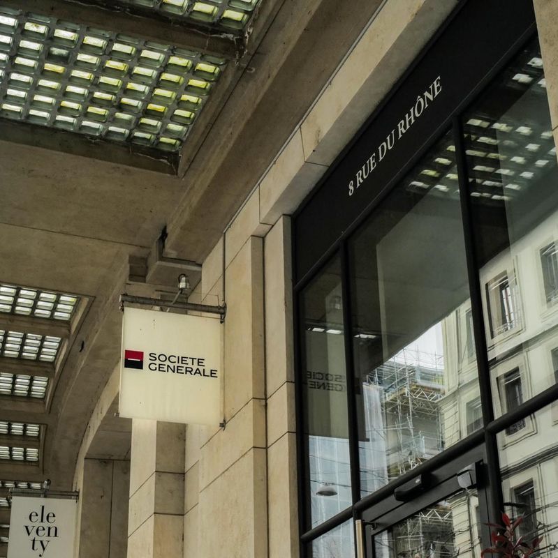 Façade de la banque Société Générale à Genève, avec panneau de l’adresse 8 rue du Rhône et architecture moderne.