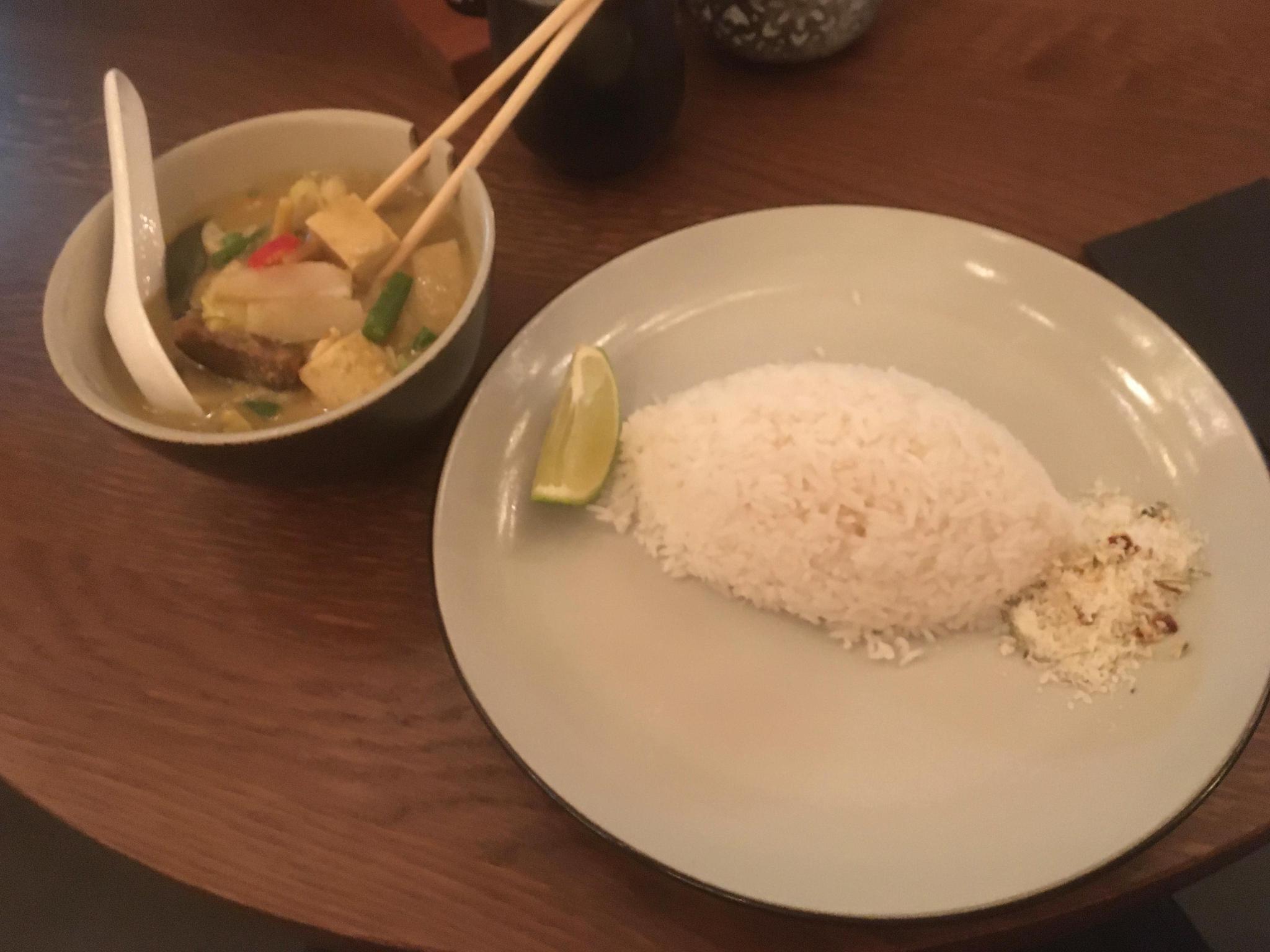 Mit rotem Punkt für «sehr scharf»: Das Green-Thai-Curry mit Tofu.