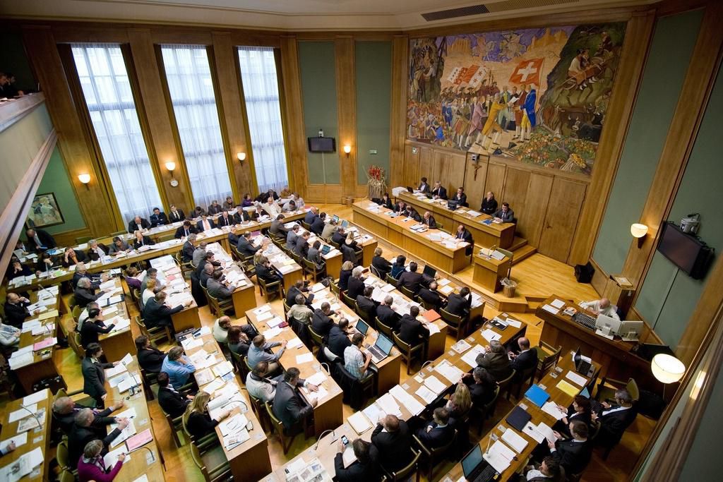 Les personnes non assermentées, dont les journalistes, avaient été priées de quitter la salle et la diffusion de la session en ligne, coupée.