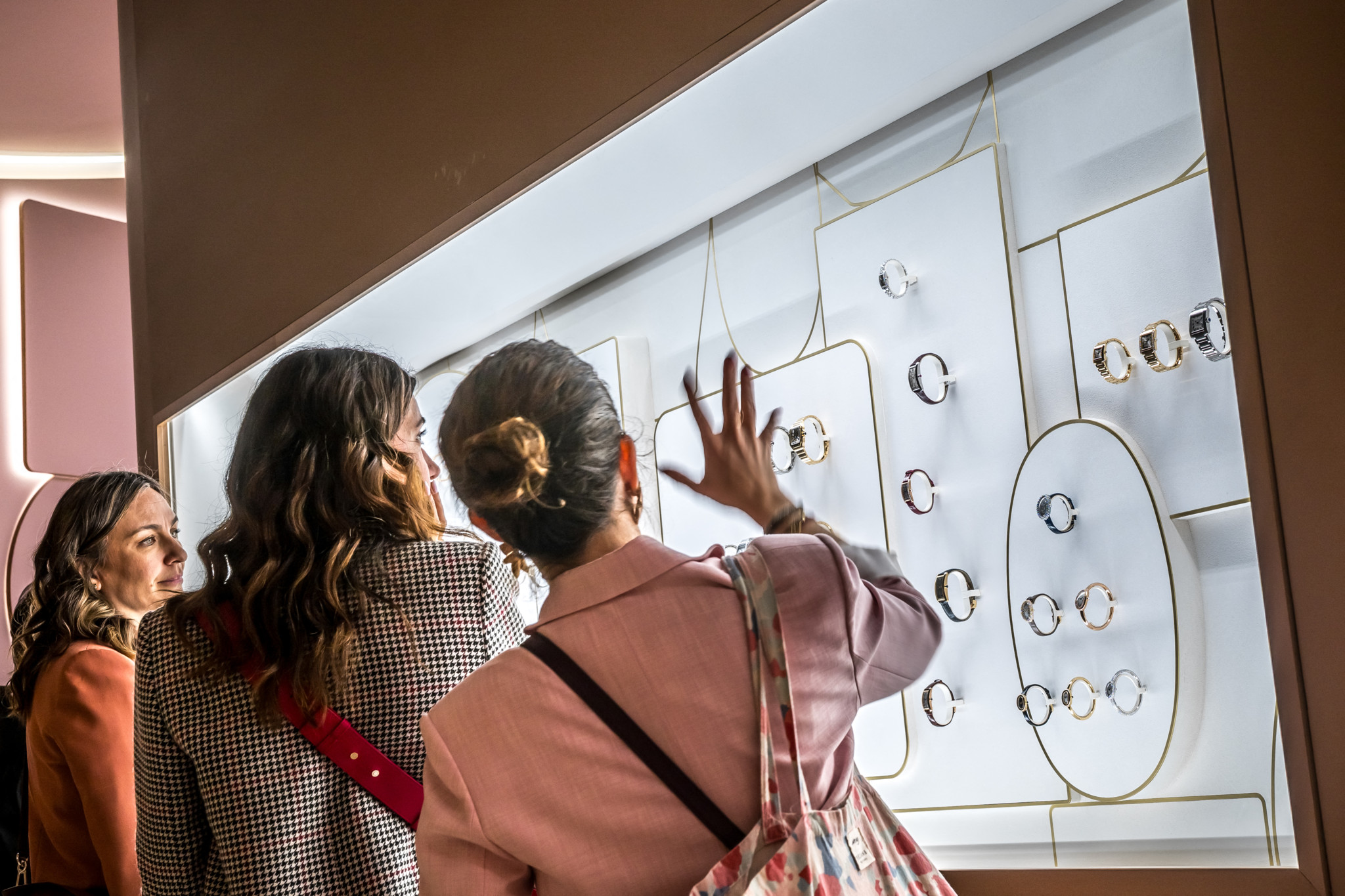 Besucherinnen betrachten Uhren am Cartier-Stand an der Luxusuhrmesse Â«Watches and Wonders GenevaÂ» in Genf.