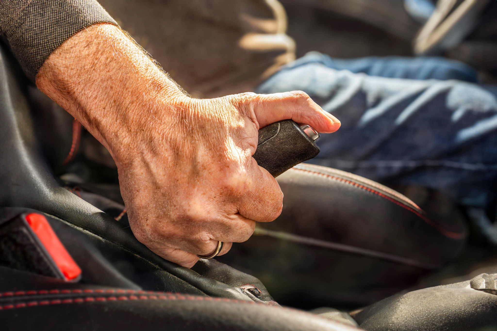 Permis de conduire: La disparition du frein à main mécanique inquiète les apprentis conducteurs