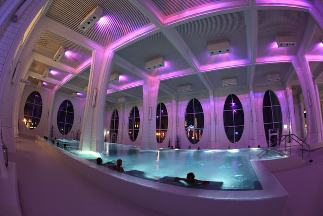 L'agréable bain de minuit dans une piscine des bain de Bad Ragaz a vite tourné à une course poursuite avec la sécurité des lieux.