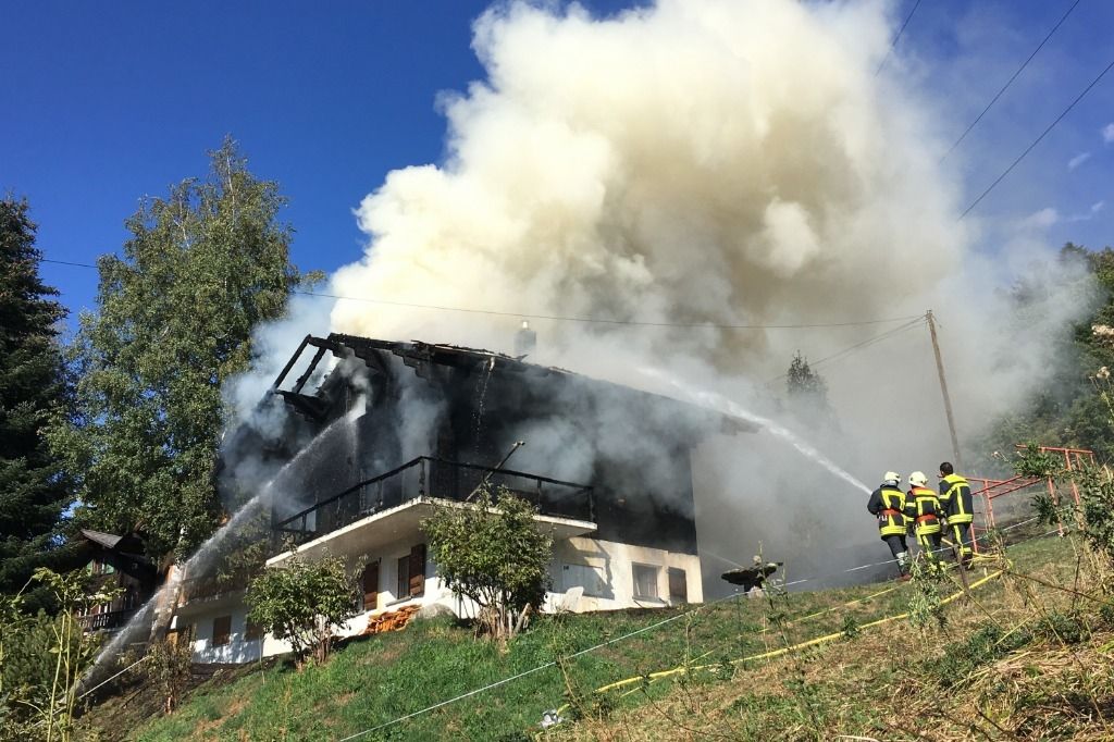 Un chalet brûle à Ernen, deux chiens meurent