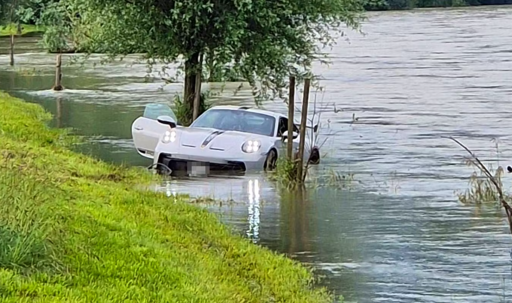 Porsche landet in der Limmat