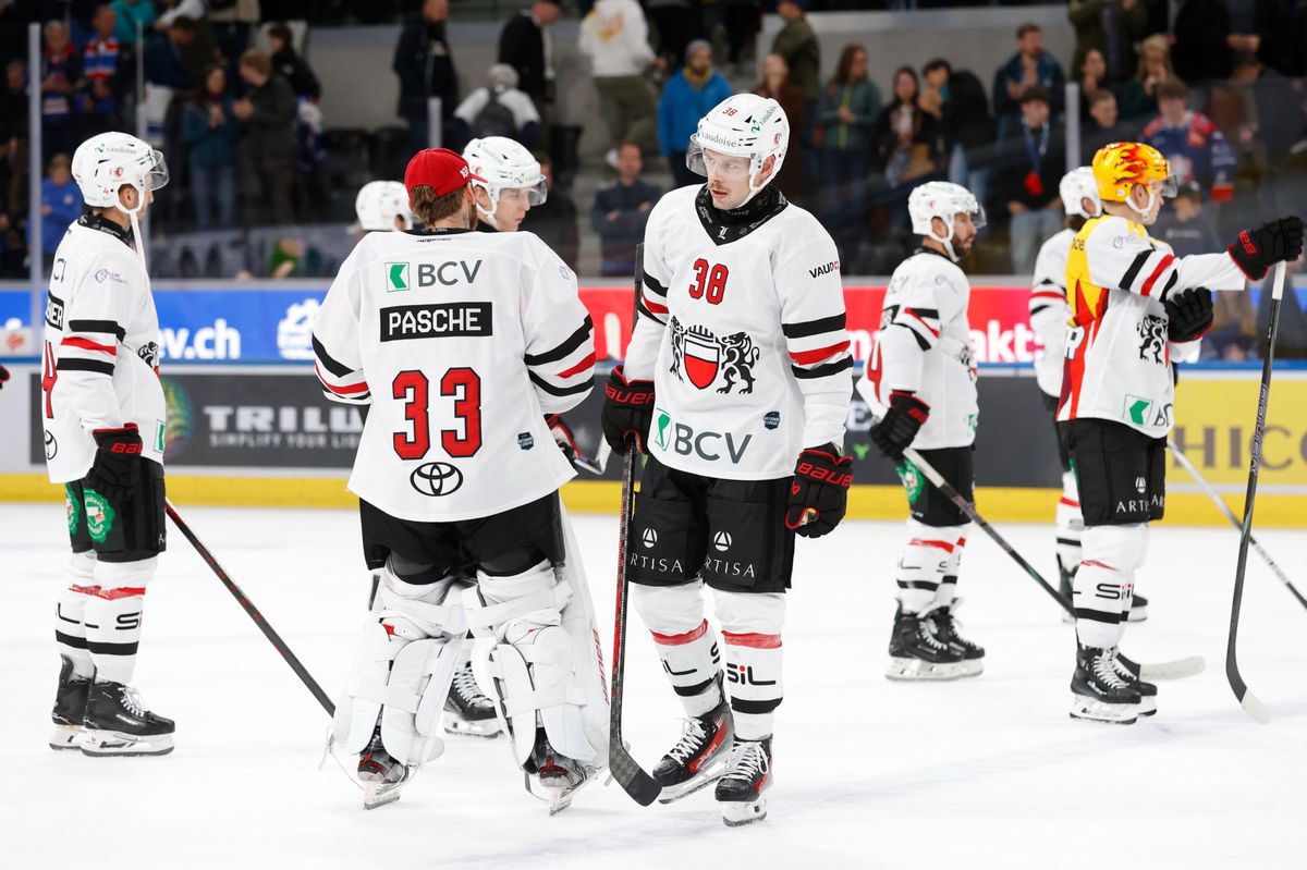 Joueurs de hockey du Lausanne HC, y compris Kevin Pasche et Lukas Frick, déçus après un match contre les ZSC Lions à la Swiss Life Arena.