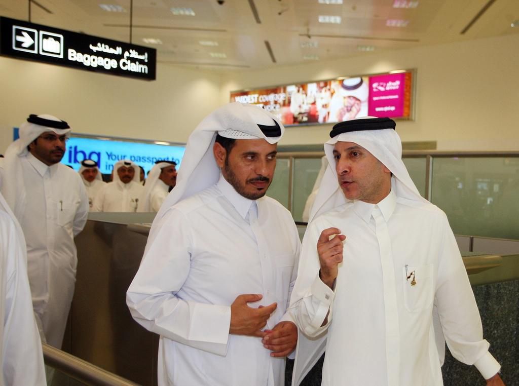 Le président du directoire de Qatar Airways, Akbar Al-Baker (à droite), s’entretient avec le ministre qatari Abdullah Al-Thani. (AP Photo/Osama Faisal)