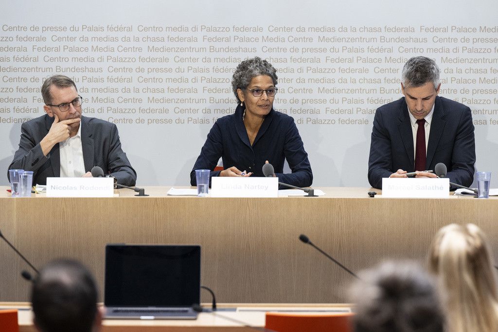 Nicolas Rodondi, Universitaet Bern, SNF-Forschungsratsdelegierter, Linda Nartey, Vizedirektorin Bundesamt fuer Gesundheit und Marcel Salathe, EPFL, Praesident Leitungsgruppe NFP 78, von links, sprechen an der Abschlussmedienkonferenz des Nationalen Forschungsprogramms "Covid-19" (NFP 78) des Schweizerischen Nationalfonds (SNF), am Dienstag, 14. November 2023, in Bern. (KEYSTONE/Peter Schneider)