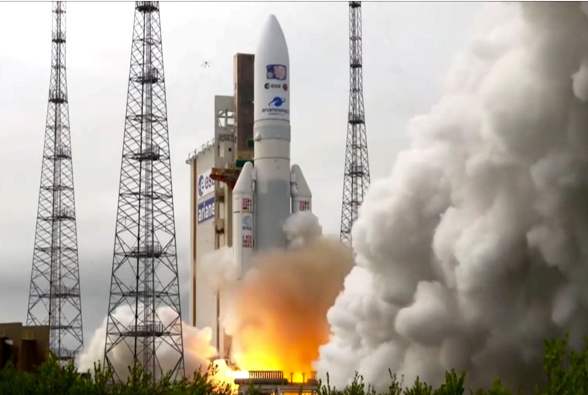 Une fusée Ariane 5 décolle de la base de Kourou, le 14 avril 2023. Cette fusée comprend de nombreuses pièces suisses, notamment la coiffe.