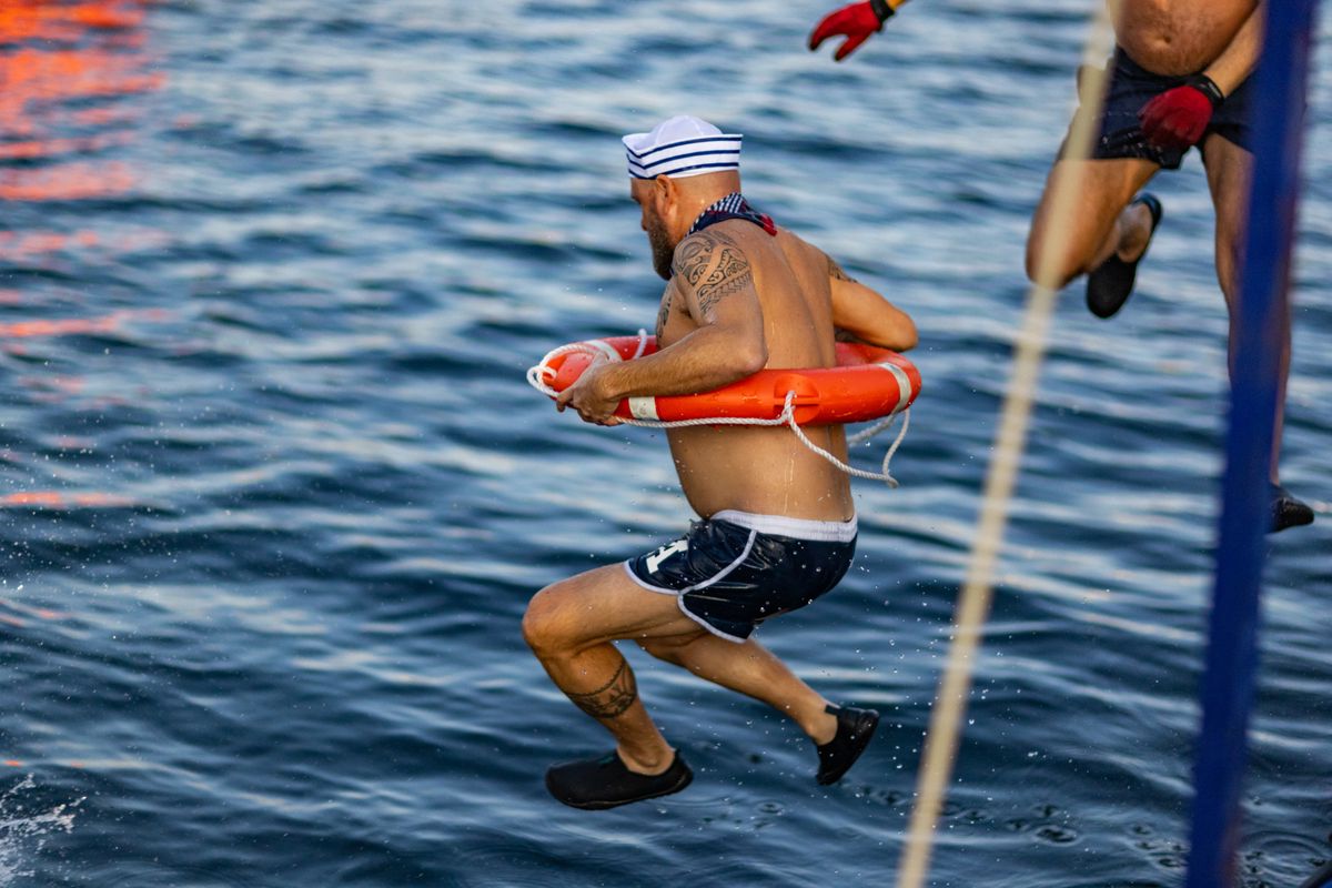 Genève , le 16 décembre 2023.  La Coupe de Noël fête cette année sa 85e édition avec un nouveau record d'inscrits, dépassant largement les 4000 personnes. Les participants souvent déguisés avec des couleurs exotiques, se mouillent avant de se jetter à l'eau.
Photo Pierre Albouy/Tribune de Genève