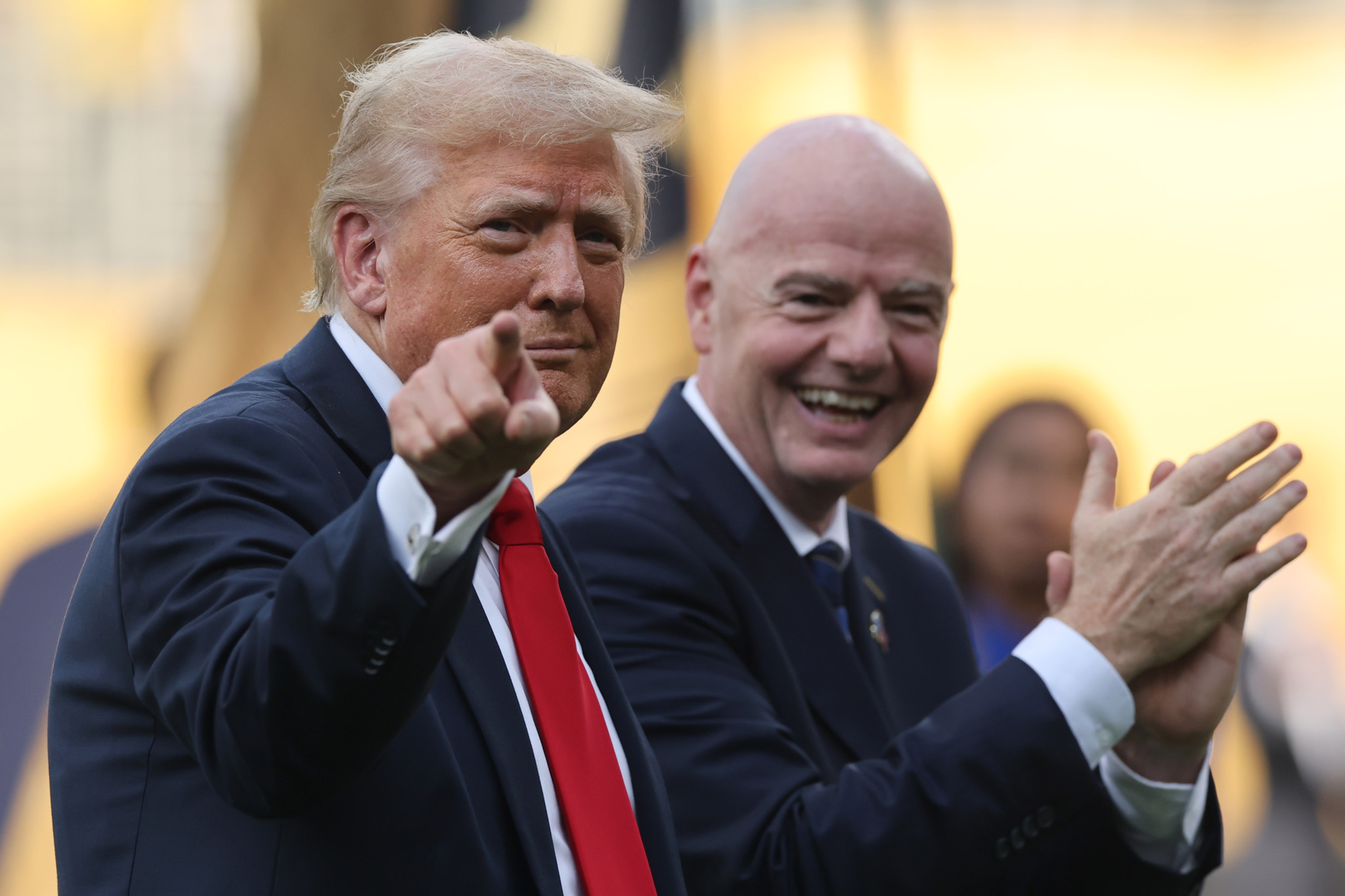 Donald Trump zeigt mit dem Finger, während Gianni Infantino klatscht, nach dem FIFA Club World Cup 2025 Finale im MetLife Stadium.